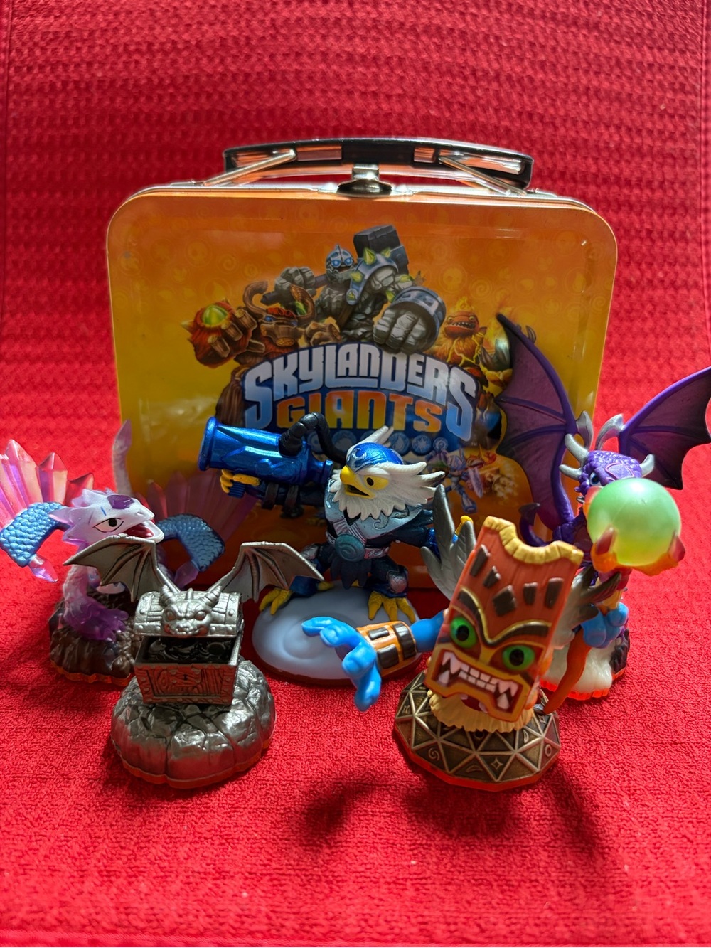 Skylanders Giants small tin box with 5 figures